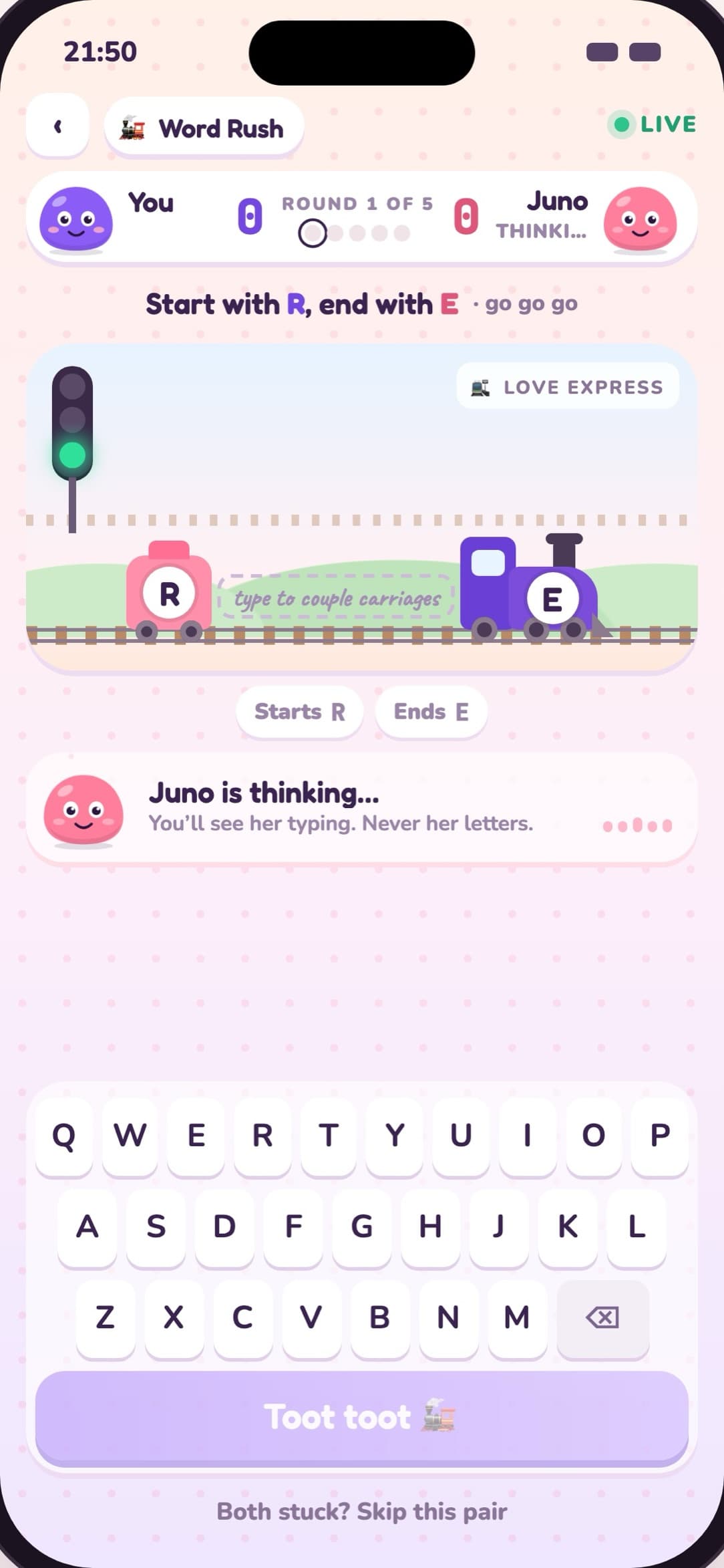 Ronde online Word Rush dengan label LIVE dan «Juno sedang berpikir…» saat dia mengetik di HP-nya.