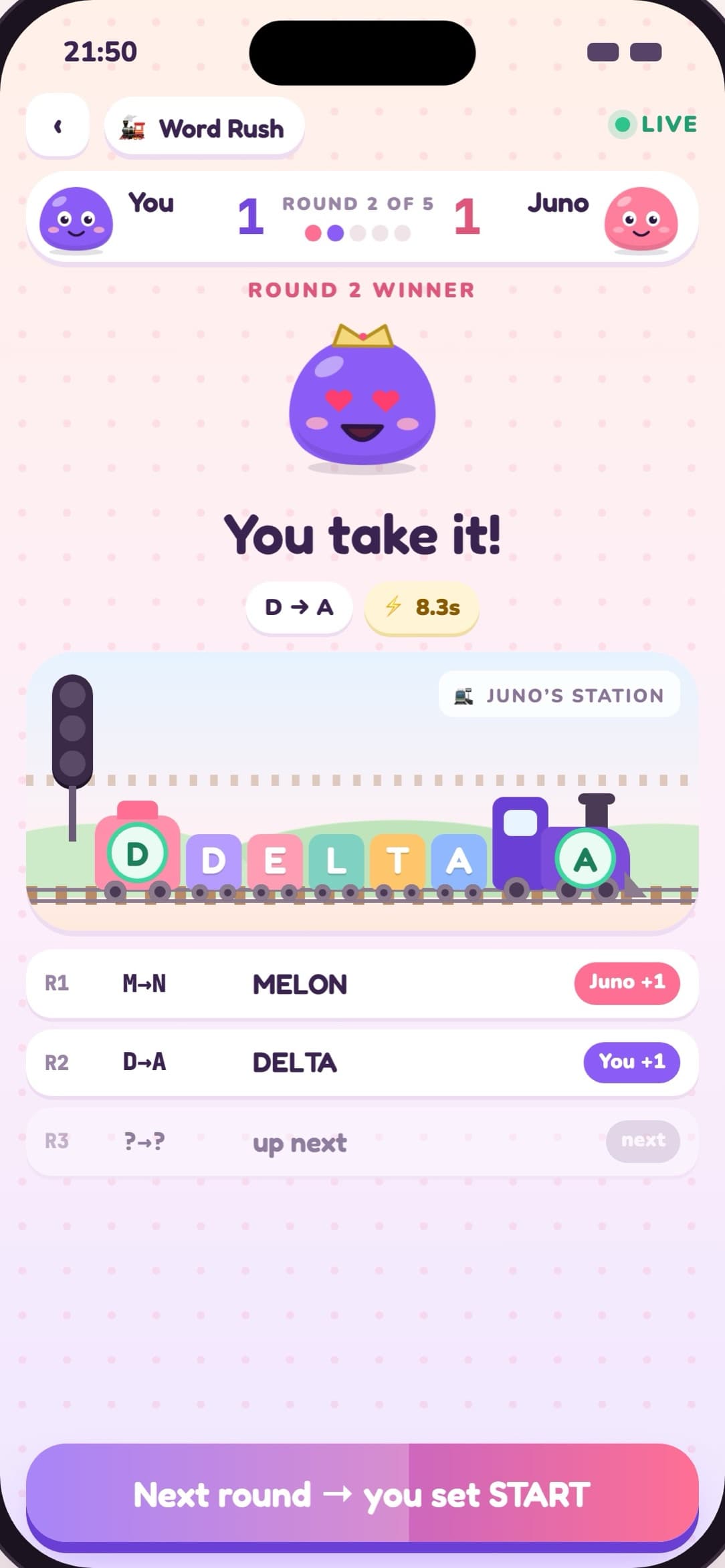 Word Rush di LoveYug: karakter bermahkota berkata «Kamu dapat!» dan kata DELTA melaju dengan kereta mainan dari D ke A.